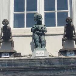 Manneken Pis Nestor mit Lena und Luna