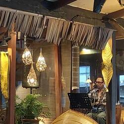 Das Essen wird von begleitender Livemusik untermalt