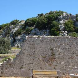 Blick auf den felsigen Hügel, der noch "erklettert" werden möchte.