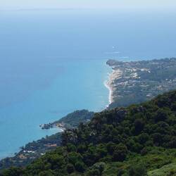Aussicht auf Banana Beach und Agios Nikolaos.