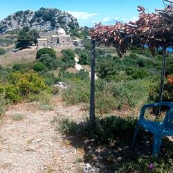 Weg zum gegenüber liegenden Hügel.