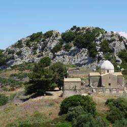 Schöner Blick zurück auf das Kloster und den felsigen Hügel.