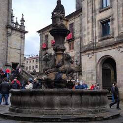 "Praza das Platerías" mit dem Brunnen ⛲"Fonte dos Cabalos"