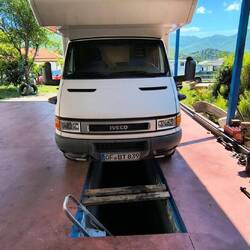 Feststellbremse kann er leider nicht machen. Fahren morgen zu Iveco