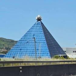 Pyramide - darin befindet sich (ganz unspektakulär) ein Büromöbelgeschäft