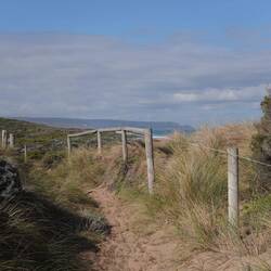 Also wieder hoch. Ganz hinten unser Ziel: der Leuchtturm.