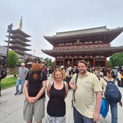 Vor dem Tempel