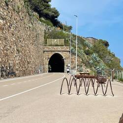 Der Radweg führt durch alte Eisenbahntunnel