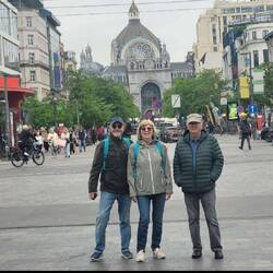 Bahnhof im Hintergrund