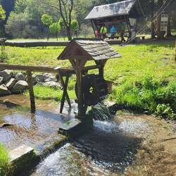 Von einer Schulklasse gestalteter Rastplatz.