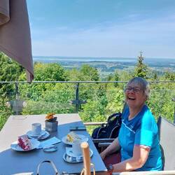 Die Terrasse vom Kloster Gasthof mit Chiemsee Blick.
