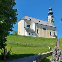 Hochgelegen, die Pfarrkirche von Ruhpolding.