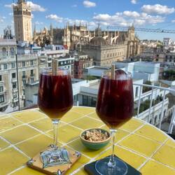 Zweimal Sangria in der Rooftop Bar: 16 Euro. (Hintergrund: Kathedrale mit Glockenturm)