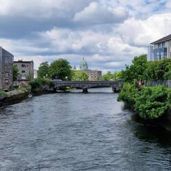 Corrib Fluss mit Kathedrale