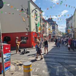 Galway mit Strassenmusikanten