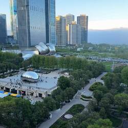 vVon einer Aussichtsterasse kann man das Wahrzeicjeb von Chicago (die Bohne) gut erkennen