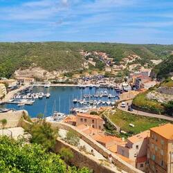 Le port de Bonifacio est enserré dans son goulet protégé par ses falaises enveloppantes.