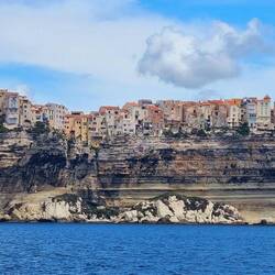 Bonifacio surplombe spectaculairement la mer depuis le 12e siècle, au sommet de falaises calcaire.
