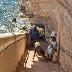L'Escalier été creusé dans la falaise calcaire en une nuit par les troupes du Roy d'Aragon en 1420.