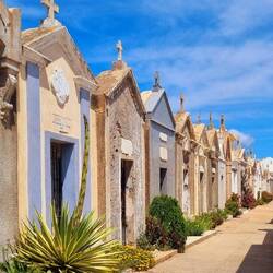 Le cimetière marin de Bonifacio est ainsi appelé en raison de sa proximité immédiate avec la mer.