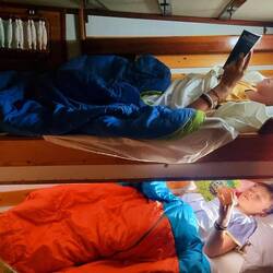 Moment de lecture pour les garçons avant de dormir.