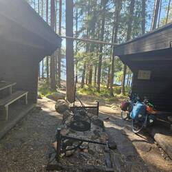 Hier lässt es sich aushalten. Um die Ecke steht noch 'ne Trockentoilette.