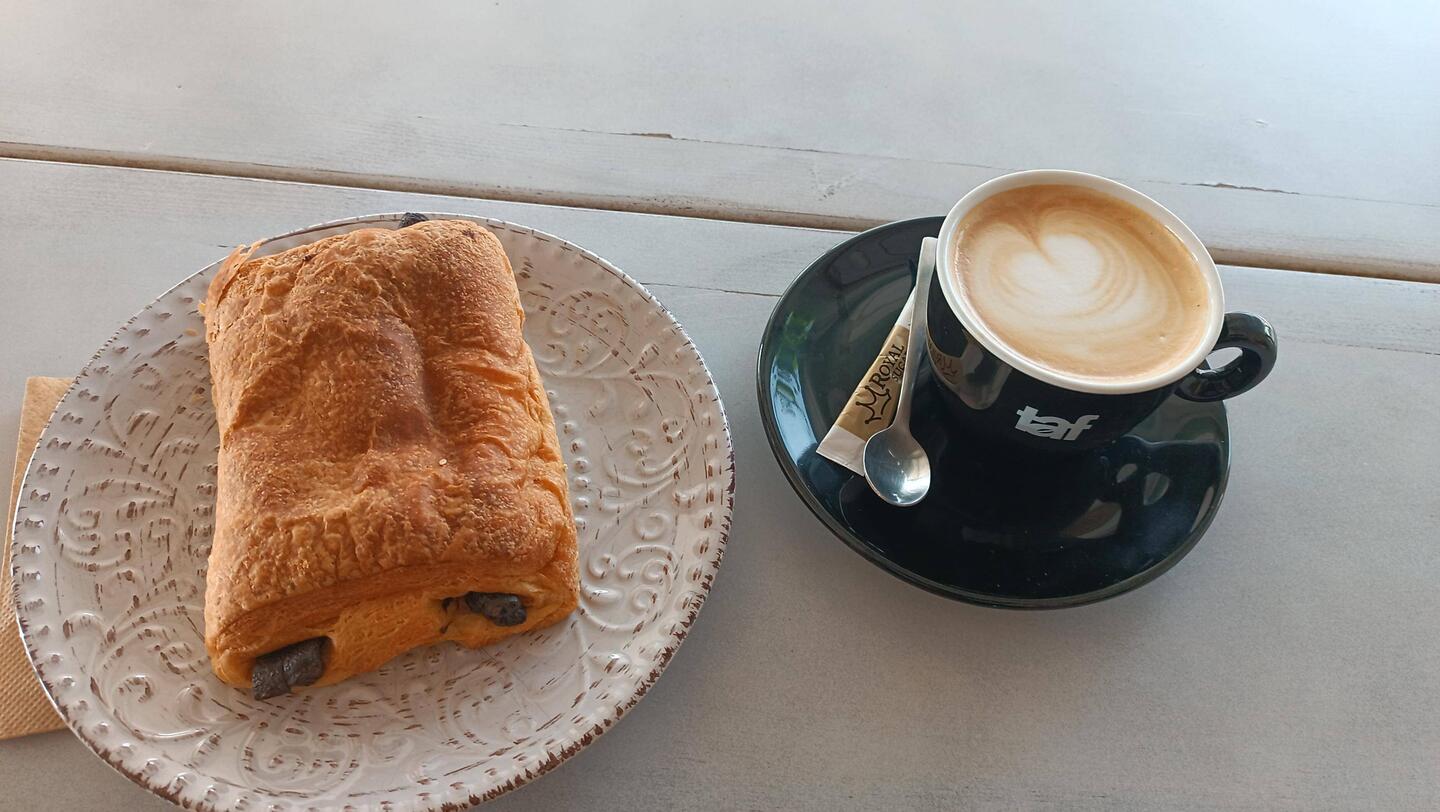 Letzter Cappuccino und Schoko-Croissant in der Bäckerei meines Vertrauens