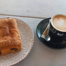 Letzter Cappuccino und Schoko-Croissant in der Bäckerei meines Vertrauens
