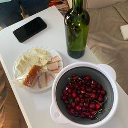 Gastgeschenk Käse und Speck und Wein aus eigener Herstellung. Kirschen durften wir selbst pflücken,