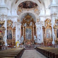 Fast alle Kirchen hier sind sehr prunkvoll