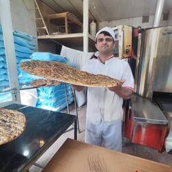 iranischer Bäcker mit dem typischen Fladenbrot 😀