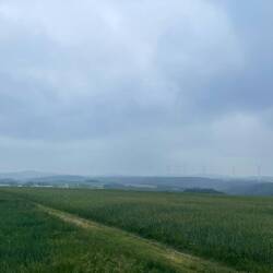 Start mit bewölktem Himmel und einen kühlen Wind