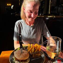 Nadin ist glücklich mit dem letzten veganen Burger