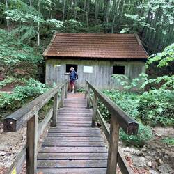 Wir entdecken diese ungewöhnliche Hütte....