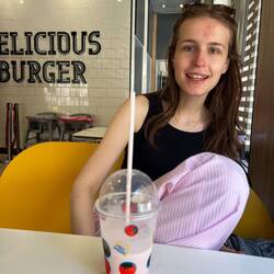 tellement fan qu'elle s'accorde avec le milkshake