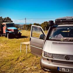 Vor dem Weingut von Kazimir - Oldies unter sich!
