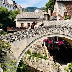 Es gibt auch untouristische Brücken in Mostar....