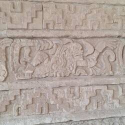 Abbild von Schlangen die Menschen verschlingen.