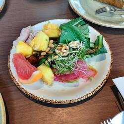 ROTER Rettich, Senfkohl, Sprossen, Ananas Grapefruit, Pinienkerne, Walnüsse, gebratene Pilze....