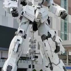 Gundam Statue in Bewegung