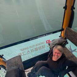 han sogar kurz versucht mich auf den glasboden zu setzen. War aber sehr gruselig!