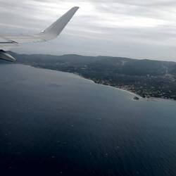 Start über die Bucht von Laganas - Agios Sostis ist zu sehen!