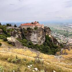 Wie eigene, mystische, kleine Welten erheben sich die berühmten Meteora-Klöster auf hohen Felsen