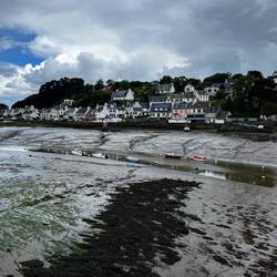 Bei Ebbe liegen die Boot im Schlick