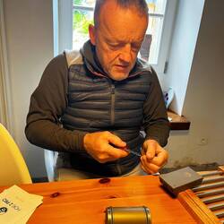 Jörg schleift unser stumpfes Taschenmesser
