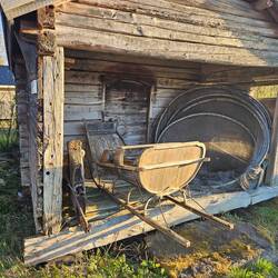 Schlitten und Fischernetz im alten Bootshaus.