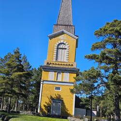 Diese Kirche besteht nur aus dem Turm...