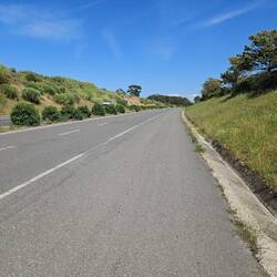 Zumindest kaum Verkehr... sonst wäre es ungeütlich hier zu fahren...