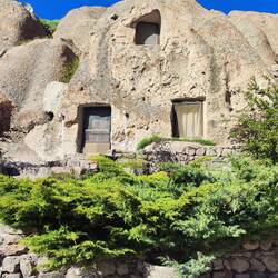 Höhlenhotel von aussen