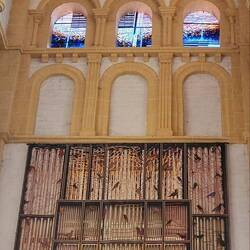 Spannender Ersatz rür die Orgel, die zur Zeit restauriert wird. Interessante Fenster.